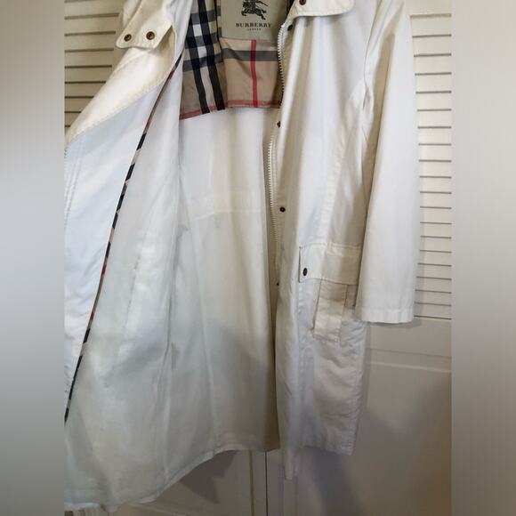 Burberry Carminton White Trench Coat with Renovable Hood - Picture 9 of 14